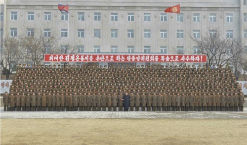 朝鮮人民軍第966大連合部隊の将兵らと記念写真を撮った金正恩氏（2017年3月1日付労働新聞より）