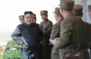 北朝鮮軍の「特殊作戦部隊の降下および対象物打撃競技大会-2017」を指導した金正恩氏（2017年4月13日付労働新聞より）