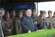 朝鮮人民軍軍種合同打撃示威を視察した金正恩氏（2017年4月26日付労働新聞より）