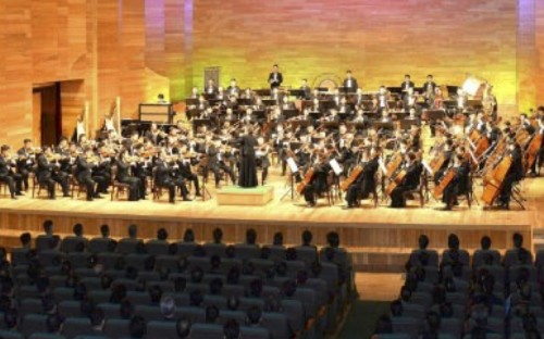 北朝鮮の牡丹峰劇場で行われたコンサート「金正恩将軍に栄光を」（2017年4月13日付労働新聞より）