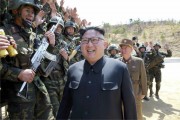 北朝鮮軍の「特殊作戦部隊の降下および対象物打撃競技大会-2017」を指導した金正恩氏（2017年4月13日付労働新聞より）