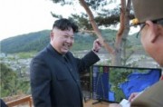 弾道ミサイル「火星12」型の試射を現地指導した金正恩氏（2017年5月15日付労働新聞より）