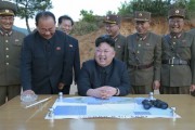 弾道ミサイル「火星12」型の試射を現地指導した金正恩氏（2017年5月15日付労働新聞より）