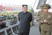 人民武力省の科学技術成果展示会場を見て回った金正恩氏（2017年5月13日付労働新聞より）