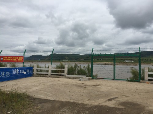 現在、鉄条網の設置が進められている川岸の中国側には既にフェンスが設置されている（画像：読者提供、昨年9月撮影）