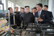 楽浪戦傷栄誉軍人樹脂日用品工場を現地指導した金正恩氏（2017年5月10日付労働新聞より）