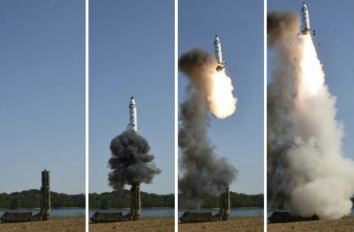 地対地中・長距離戦略弾道ミサイル「北極星2」型の試射（2017年5月22日付労働新聞より）