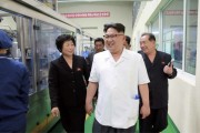 江西ミネラルウォーター工場を現地指導した金正恩氏（2017年6月3日付労働新聞より）