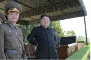 北朝鮮軍の戦闘飛行術競技大会を指導した金正恩氏（2017年6月5日付労働新聞より）