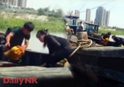 北朝鮮の外貨稼ぎ会社の労働者が密輸船から積荷を降ろしている（画像：デイリーNKソル・ソンア記者、6月11日撮影）