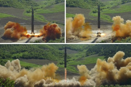 ICBM「火星14」型の試射（2017年7月5日付労働新聞より）