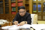 ICBM「火星14」型の発射命令書に署名する金正恩氏（2017年7月5日付労働新聞より）