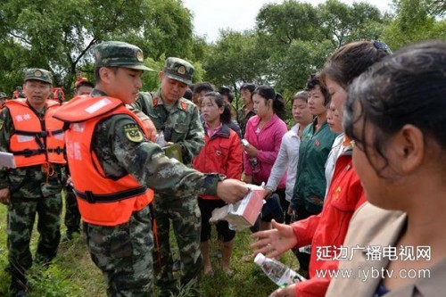 中国の国境警備隊に救助された北朝鮮人（画像：延辺テレビ）