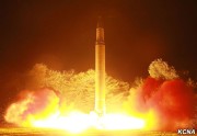 北朝鮮が28日深夜に発射した大陸間弾道ミサイル「火星14」型（朝鮮中央通信）