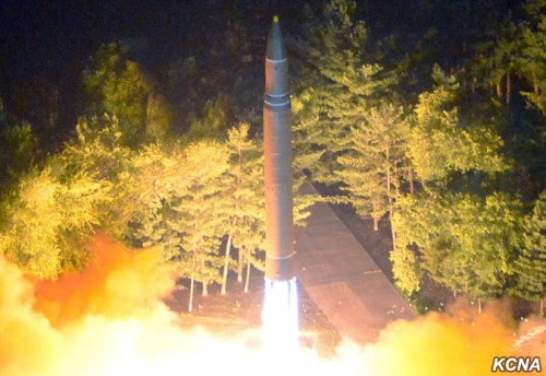北朝鮮が28日に発射した大陸間弾道ミサイル「火星14」型（朝鮮中央通信）