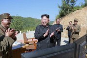 ICBM「火星14」型の試射を現地指導した金正恩氏（2017年7月5日付労働新聞より）