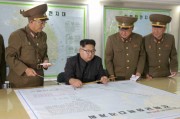 北朝鮮軍戦略軍司令部を視察した金正恩氏（2017年8月15日付労働新聞より）