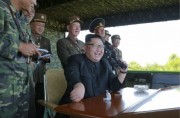 北朝鮮軍特殊作戦部隊の競技を指導した金正恩氏（2017年8月26日付労働新聞より）