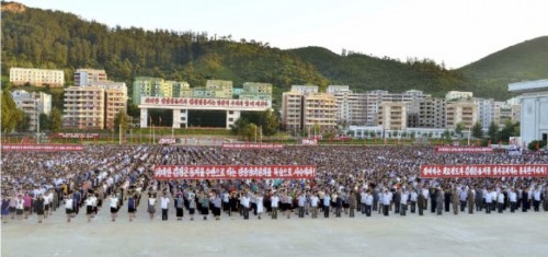 北朝鮮政府の声明を支持する大衆集会（2017年8月12日付労働新聞より）