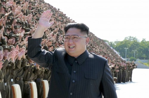 朝鮮人民軍第4回青年同盟初級団体書記熱誠者大会の参加者と記念写真を撮った金正恩氏（2017年9月2日付労働新聞より）