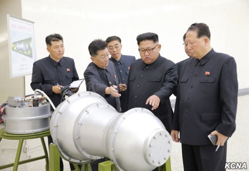 核兵器の開発現場を訪れ、新たに製造された水爆弾頭を視察した金正恩氏（朝鮮中央通信）