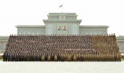 水爆実験の成功に寄与したメンバーと共に記念写真を撮った金正恩氏（2017年9月10日付労働新聞より）