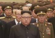 朝鮮労働党中央委員会総会の参加者と錦繍山太陽宮殿を参拝した金正恩氏（2017年10月8日付労働新聞より）