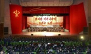 朝鮮労働党創立72周年慶祝芸術公演「偉大な母なる党にささげる歌」（2017年10月11日付労働新聞より）