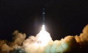 11月29日に行われたICBM「火星15」型の試射（2017年11月29日付朝鮮中央通信より）