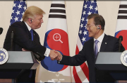 首脳会談後の共同会見に臨んだ韓国の文在寅大統領と米国のトランプ大統領（韓国大統領府提供）