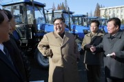 金星トラクター工場を現地指導した金正恩氏（2017年11月15日付労働新聞より）