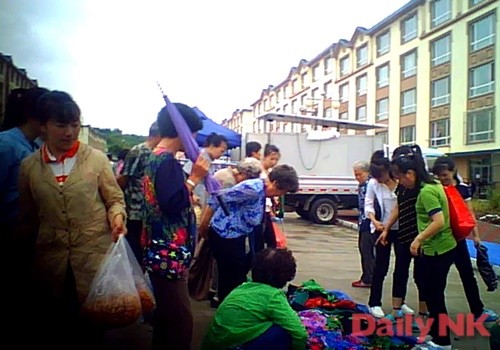 帰国を控え延吉の市場で買い物する北朝鮮労働者（画像：デイリーNK）