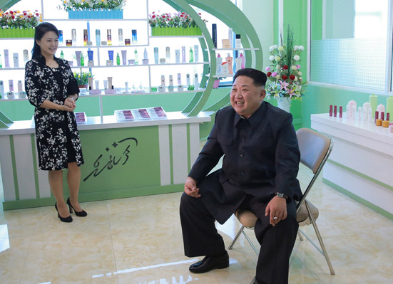 平壌化粧品工場を現地指導した金正恩氏（朝鮮中央通信より）