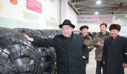 鴨緑江タイヤ工場を現地指導した金正恩氏（2017年12月3日付労働新聞より）