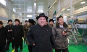 三池淵ジャガイモ粉生産工場を現地指導した金正恩氏（2017年12月6日付労働新聞より）