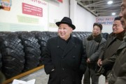 鴨緑江タイヤ工場を現地指導した金正恩氏（2017年12月3日付労働新聞より）