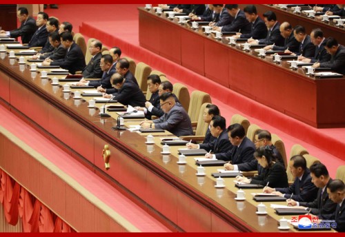 朝鮮労働党第5回細胞委員長大会。金正恩氏（中央）の左5人目が金与正氏（2017年12月22日付朝鮮中央通信より）