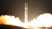 北朝鮮の大陸間弾道ミサイル「火星15」の発射場面（朝鮮中央通信）