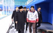 韓国の競技施設を視察する北朝鮮の先発隊（朝鮮中央通信）