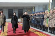 北朝鮮軍創建70周年記念軍事パレードに参加した金正恩氏と李雪主氏（2018年2月9日付労働新聞より）