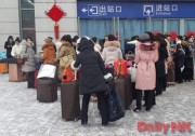 丹東駅前で列車を待つ平壌高麗館の女性従業員たち（画像：デイリーNK北朝鮮情報筋）