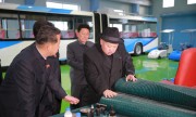 工場内でタバコを吸う金正恩氏（朝鮮中央通信より）