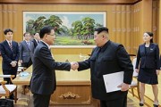 北朝鮮の金正恩委員長と握手する韓国の鄭義溶（チョン・ウィヨン、左）国家安保室長
