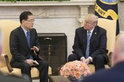 米国のトランプ大統領と会談する韓国の鄭義溶（チョン・ウィヨン、左）国家安保室長