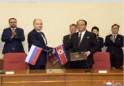 北朝鮮政府とロシア政府間の貿易、経済・科学技術協力委員会第8回会議の議定書に調印する両国代表
