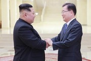 北朝鮮の金正恩委員長と握手する韓国の鄭義溶（チョン・ウィヨン、左）国家安保室長