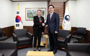 23日、会談を行った韓国統一省の千海成次官と、米国のソーントン国務次官補代行（東アジア・太平洋担当）
