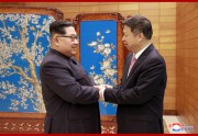 金正恩氏（左）と宋濤氏（2018年4月18日付朝鮮中央通信）