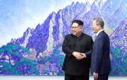 2018年4月27日、板門店で首脳会談を行った金正恩氏と文在寅氏（板門店合同取材団）