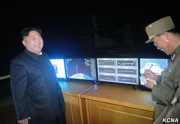 昨年7月28日のICBM発射実験を視察する金正恩朝鮮労働党委員長